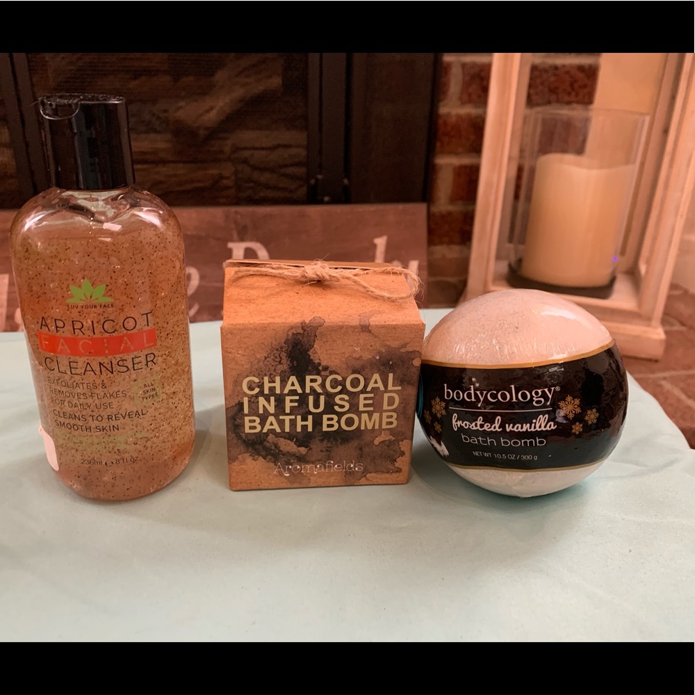 New lot of 2 bath bombs and apricot cleanser